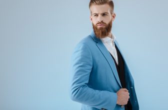 Et velplejet skæg og en lækker blazer – to essentielle ting for den moderne mand i 2019